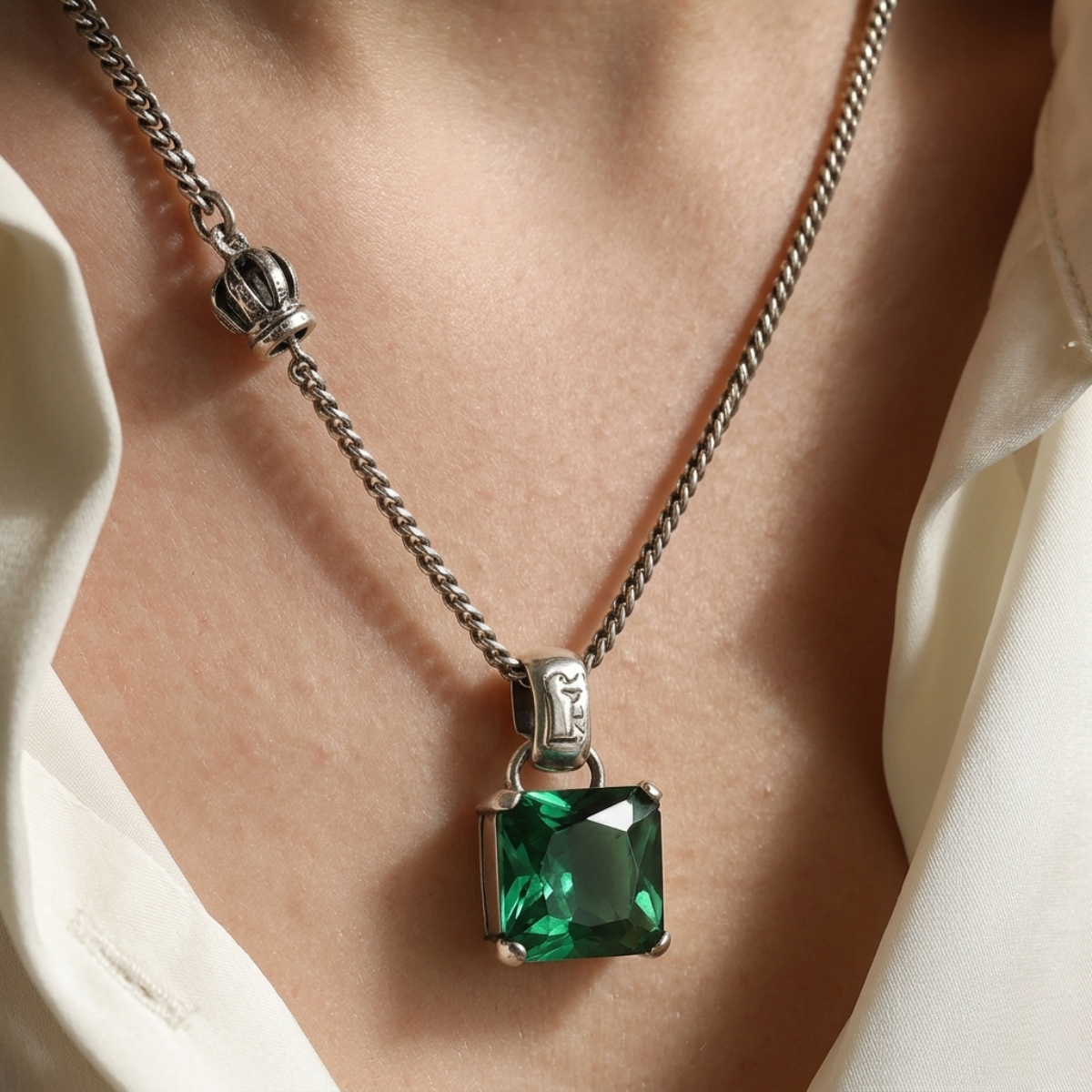 Collar de Plata 925 con un colgante de circonita verde - Cubic