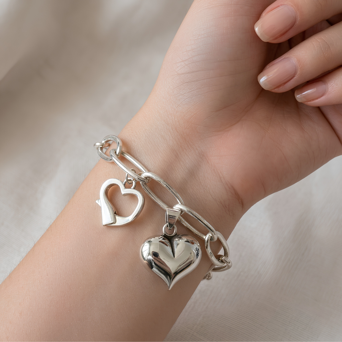 Pulsera de Plata 925 con colgantes en forma de corazón - Love Strong