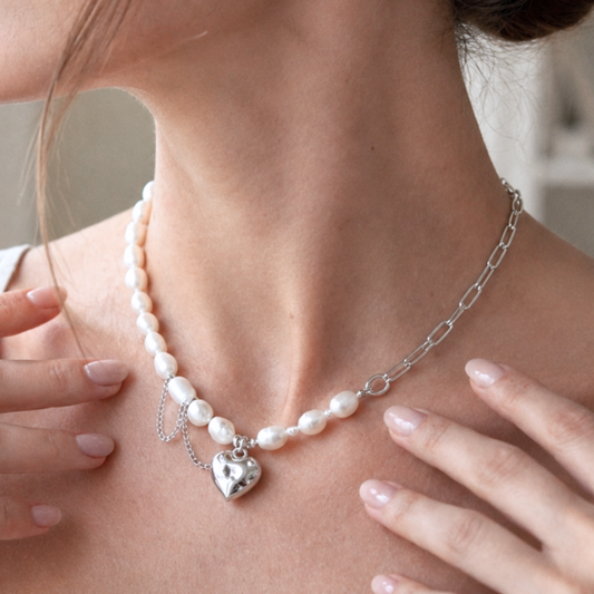 Collar de Plata 925 con perlas y un colgante de corazón - Zaryna